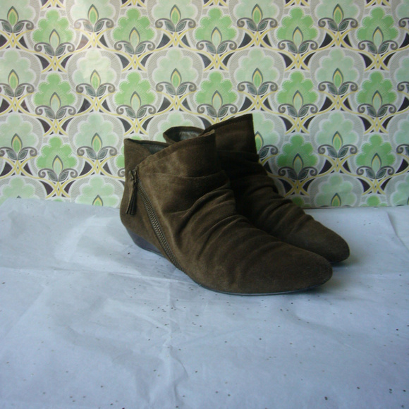 Nine West Golden Brown Suede Bestie Wedge Ankle Boot - Size 8 Angled Zipper - Picture 9 of 16